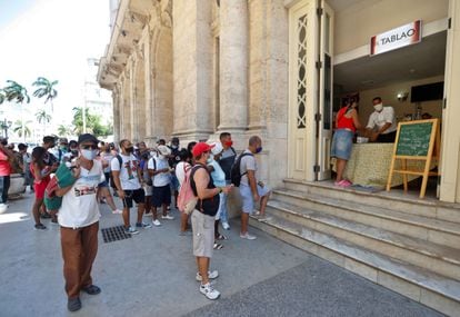 Cidadãos fazem fila em uma lanchonete de Havana, no último sábado.