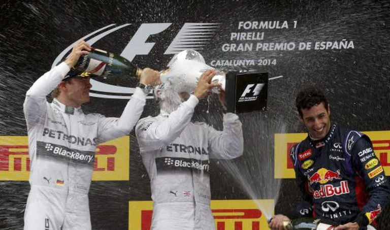 Rosberg molha Hamilton em frente a Ricciardo.