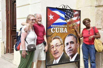 Os turistas Hale e Madeline Kronenberg (esq.) neste domingo em Havana.