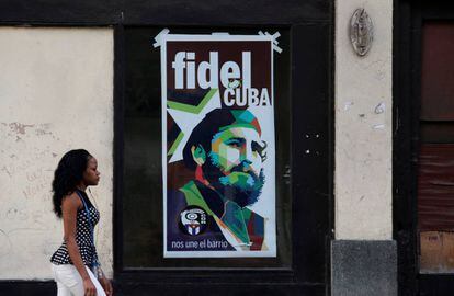 Uma mulher passa diante de um pôster de Fidel Castro na manhã deste sábado, em Havana, horas após o anúncio da morte do ex-presidente.