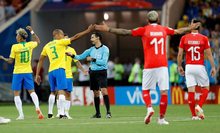 Jogadores reclamaram do gol sofrido após empurrão em Miranda.
