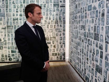 O candidato centrista, Emmanuel Macron, no memorial do Holocausto em Paris.