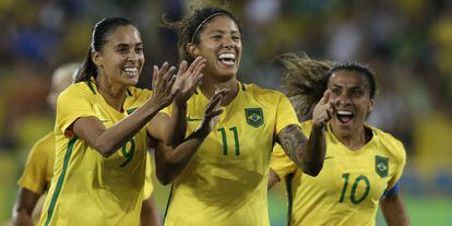 Brasil x Suécia: Beatriz, Cristiane e Marta comemoram gol.