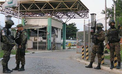 Homens da Polícia do Exército na saída de refinaria da Petrobras, na Baixada Fluminense.