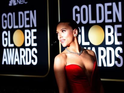 A atriz Scarlett Johansson chega para a cerimônia do Globo de Ouro em 2020.