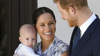 Megan segura o filho Archie ao lado de Harry, em imagem de setembro de 2019.