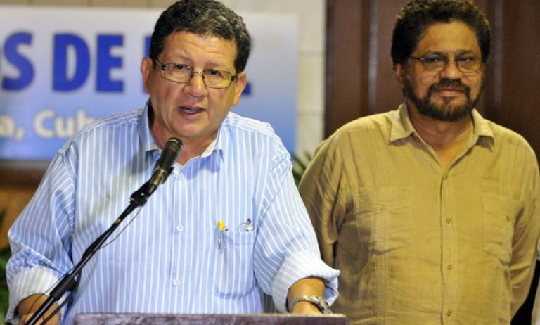 O segundo homem das FARC, Luciano Marín, escuta o membro da guerrilha Pablo Catatumbo, em Havana.