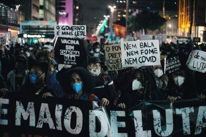 Manifestantes protestam em São Paulo em 13 de maio de 2021, data em que se celebra a Lei Áurea, para denunciar o racismo da sociedade brasileira, uma semana depois da chacina do Jacarezinho.