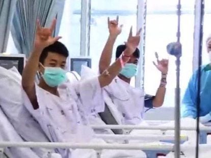 As primeiras imagens dos meninos resgatados na Tailândia no hospital