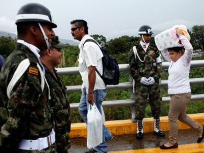 Autoridades colombianas calculam que 90.000 pessoas entraram no país no domingo, após cerca de 40.000 do sábado