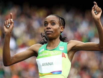 Jogos Olímpicos de Rio 2016 Almaz Ayana, depois de ganhar a carreira com recorde do mundo.