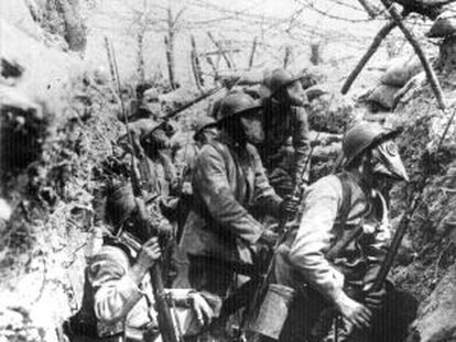 Soldados franceses com máscaras antigás, nas trincheras.