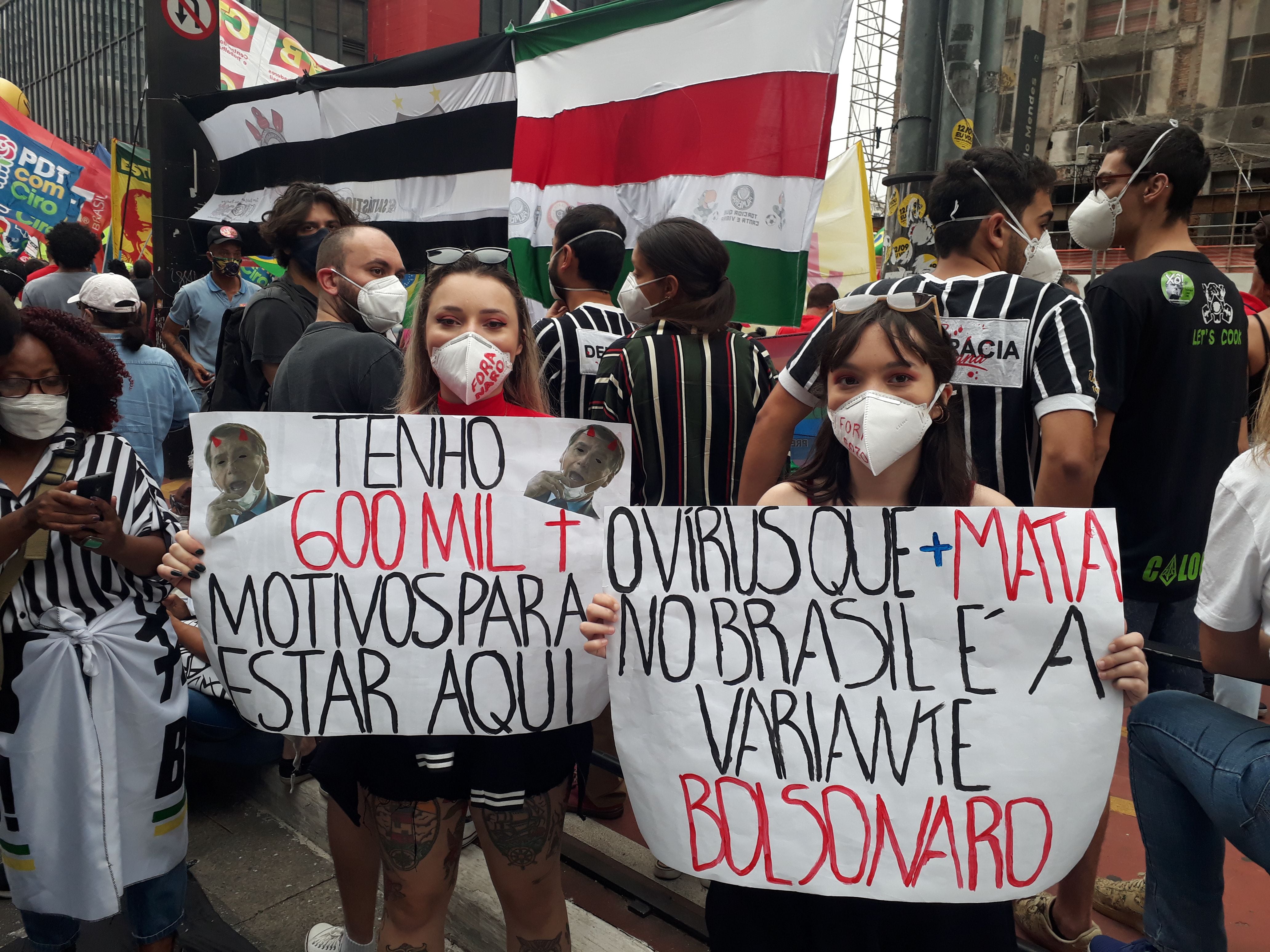 As irmãs Gabriela (27) e Juliana (19) Sabino, na manifestação da Paulista neste dia 2 de outubro.