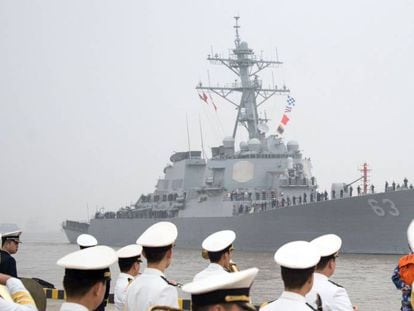 O destroier ‘USS Stethem’ chega ao porto de Xangai, em 2015.