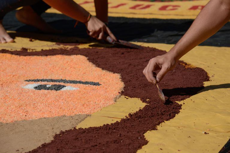 Fiéis confeccionam tapetes de sal para Corpus Christi na Catedral Metropolitana, no centro do Rio, em 2018.