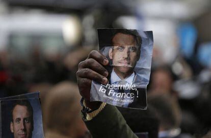 Apoiadores celebram a vitória de Macron.