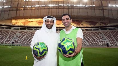 Xavi com Hassan Al-Thawadi, secretário-geral da Copa de 2022.