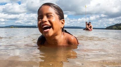 Criança ribeirinha da comunidade Montanha e Mangabal no rio Tapajós