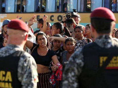 Protesto de parentes de presos mortos em um complexo prisional em Manaus.