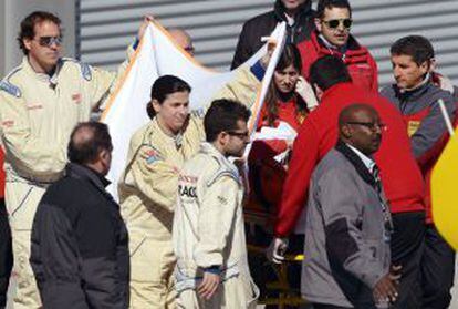 Fernando Alonso é levado ao hospital.