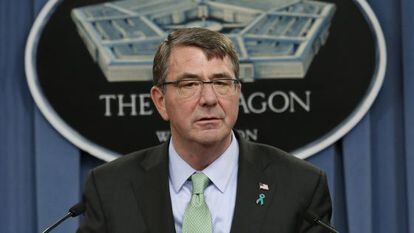 O secretário de Defesa norte-americano, Ash Carter, anuncia a operação contra um líder do EI.