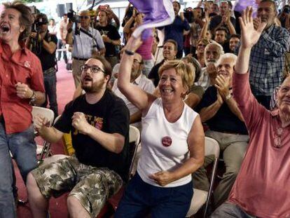 Seguidores do Syriza comemoram os resultados das eleições.
