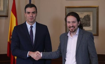 O primeiro-ministro da Espanha, Pedro Sánchez, e o líder do Podemos, Pablo, anunciam acordo. 
