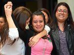 Evelyn Hernández,una mujer salvadoreña víctima de violación, celebra con sus abogados tras ser absuelta de asesinato después de dar a luz a un bebé muerto en su casa en 2016, en la corte de Ciudad Delgado en San Salvador (El Salvador), el 19 de agosto de 2019. Hernández, de 21 años, llegó a pasar más de dos años en la cárcel tras haber sido sentenciada por homicidio agravado. El embarazo de Hernández fue fruto de una violación continuada que nunca denunció ya que estaba amenazada por el agresor.