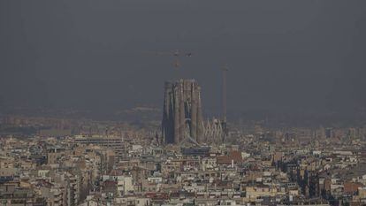 Vista aérea de Barcelona durante um dia de poluição em janeiro de 2020.