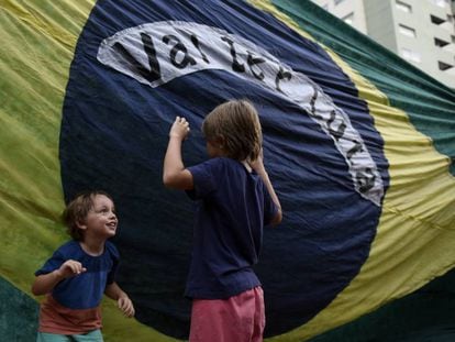 Crianças brincam durante um ato em apoio a Lula do lado de fora da embaixada brasileira em Montevidéu, Uruguai, na quarta-feira, 11 de abril 