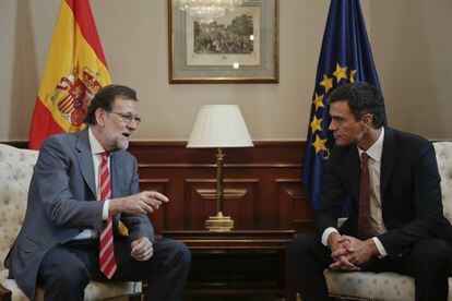 Mariano Rajoy e Pedro Sánchez, durante a reunião no Congresso em 13 de julho.