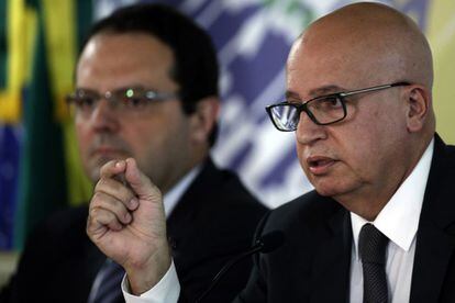 Os ministros Nelson Barbosa e Valdir Simão, ao anunciar corte de gastos na última sexta.