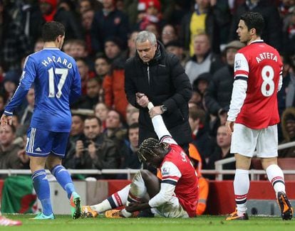 Mourinho ajuda Bacary Sagna, jogador do Arsenal, a se levantar.