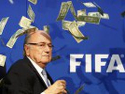 Joseph Blatter é alvo de protesto ao anunciar a data do congresso extraordinário que dá a largada à disputa para eleger seu sucessor