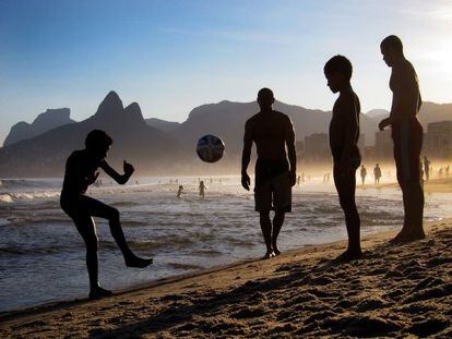 Adolescentes jogam bola no Rio.