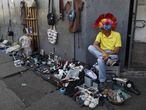 Um vendedor informal numa rua de Caracas.
