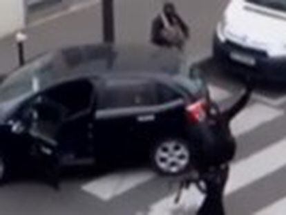 Gravação mostra como os jihadistas entraram em um carro depois de atacar o semanário e dispararam contra um veículo policial