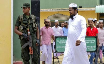 Soldado vigia a entrada de uma mesquita em Kattankudy