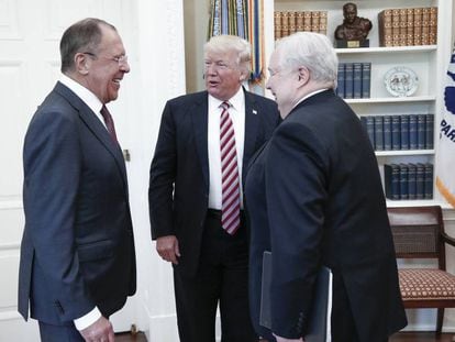 O ministro russo do Exterior, Serguei Lavrov; o presidente Donald Trump, e o embaixador russo, Serguei Sislyak, na Casa Branca.