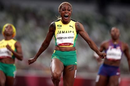 A jamaicana Elaine Thompson-Herah celebra o ouro nos 100m, no qual bateu novo recorde olímpico.