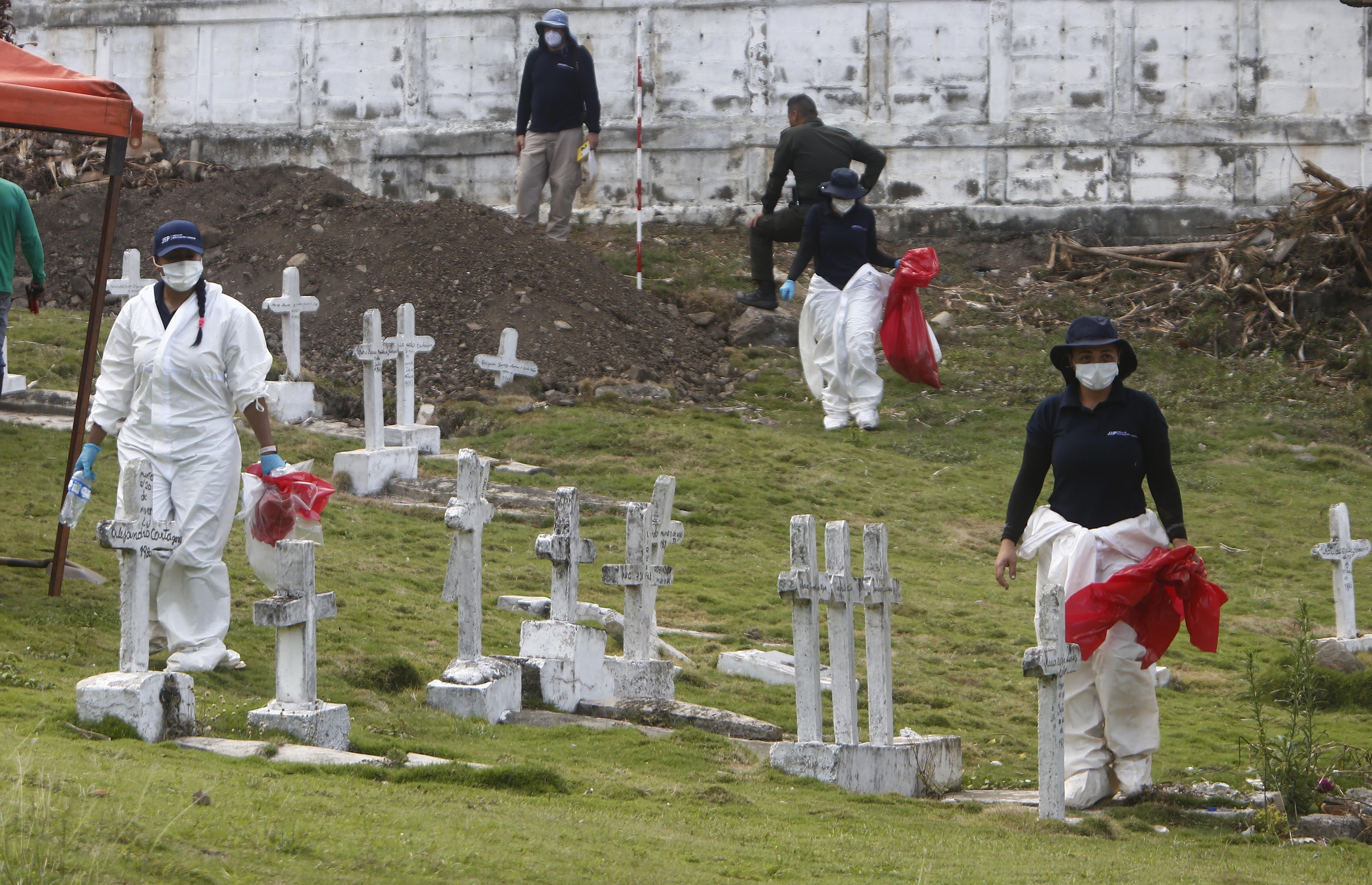 Peritos forenses da Unidade de Investigação e Acusação da Jurisdição Especial para a Paz trabalham durante um dia de exumação no cemitério do município de Dabeiba em 11 de março de 2021.