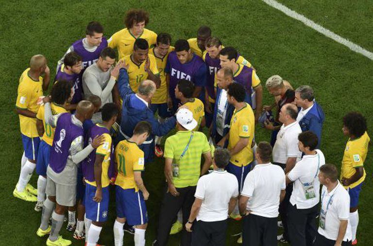 Scolari e seus jogadores, depois do jogo.