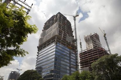 Construções de edifícios comerciais na cidade de São Paulo.