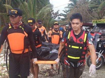 Equipes de resgate recuperam um corpo depois da passagem do tufão Phanfone pelas Filipinas.