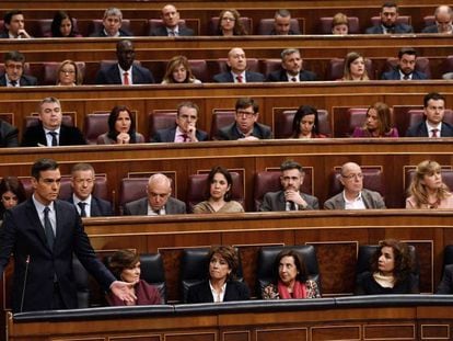 Pedro Sánchez habla desde su escaño en el Congreso de los Diputados, este domingo. En vídeo, el resultado de la votación.