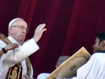 O papa Francisco dá a benção 'urbi et orbi' da sacada da basílica de São Pedro em 25 de dezembro.