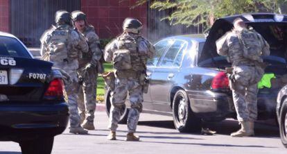 Policiais em San Bernardino.
