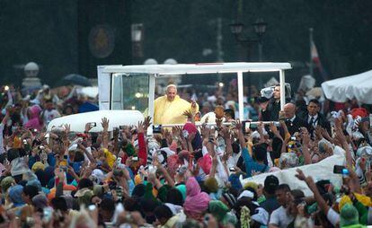 O Papa saúda os fiéis na sua chegada à missa.