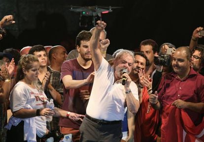 Lula, durante seu discurso contra o impeachment no centro do Rio.