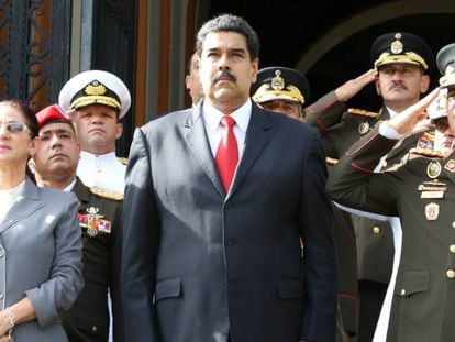Nicolás Maduro ao lado do ministro da Defesa da Venezuela, general Vladimir Padrino Lopez e a primeira-dama, Cilia Flores.